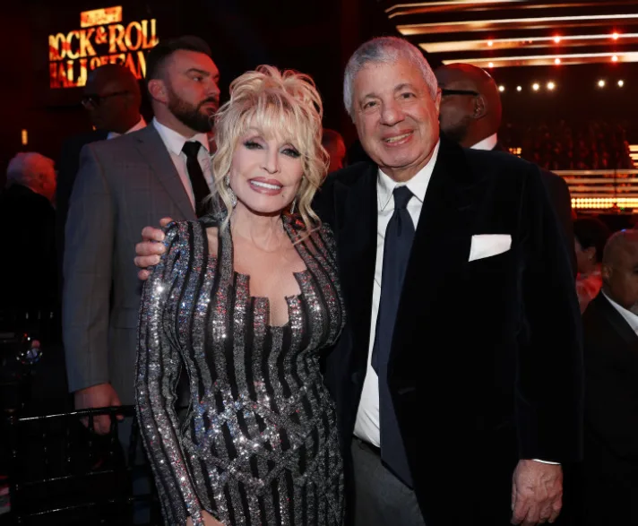 Grubman and Dolly Parton at the 2022 Rock & Roll Hall of Fame induction ceremony.